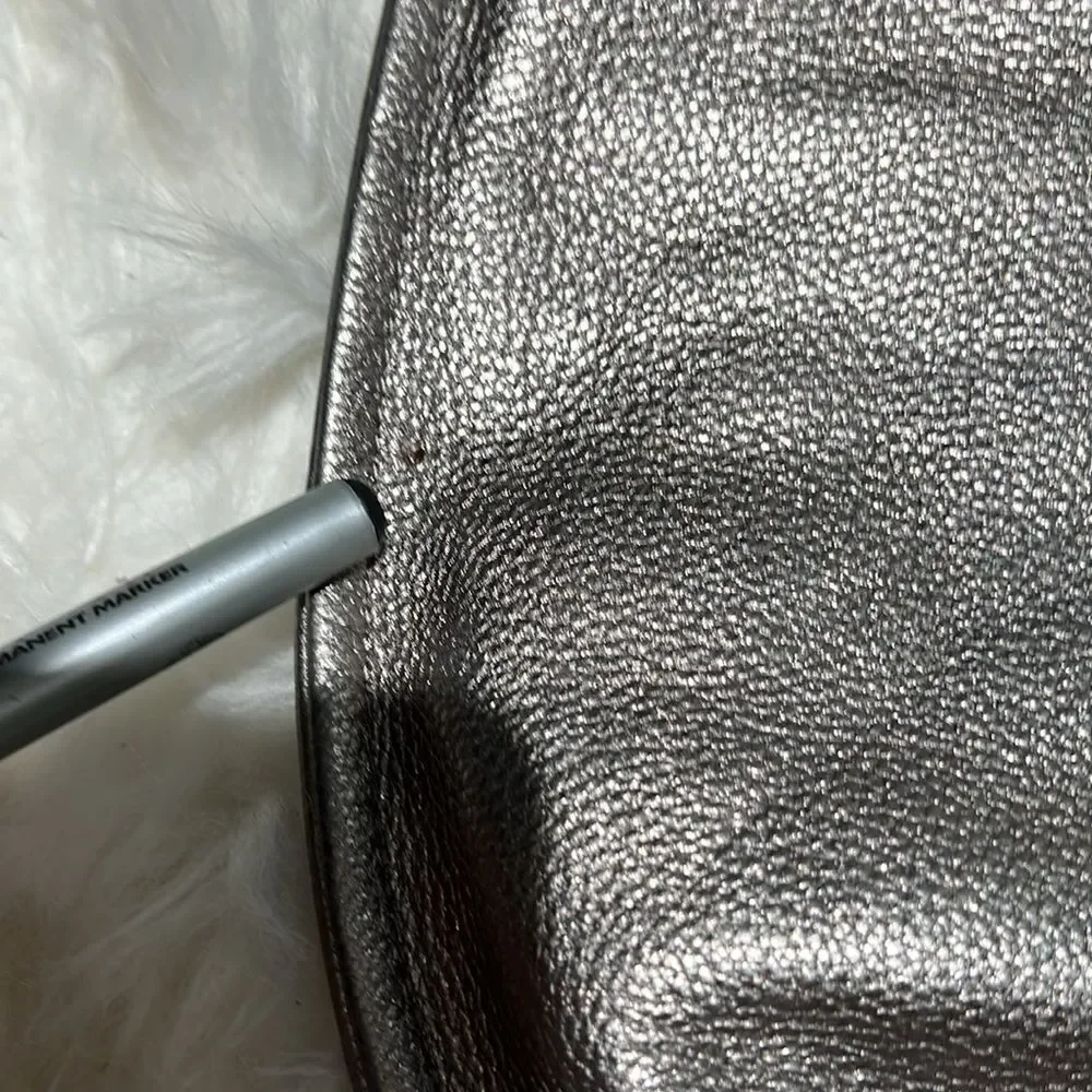 B MAKOWSKY SILVER METALLIC LEATHER CROSSBODY BAG PURSE B94‎